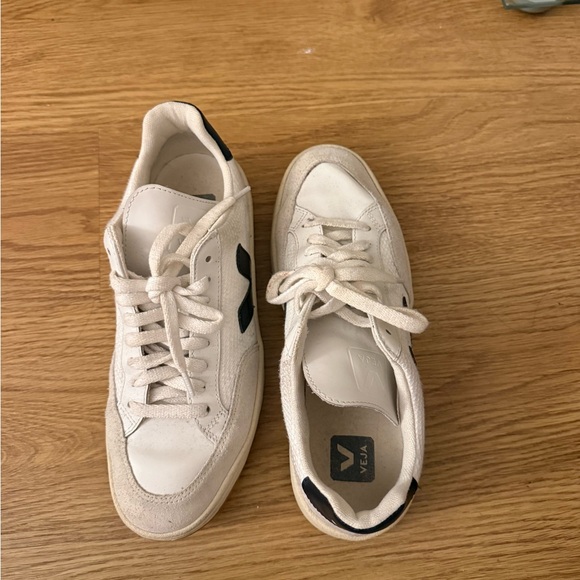 Veja White Sneakers with Black Detailing - Picture 2 of 3